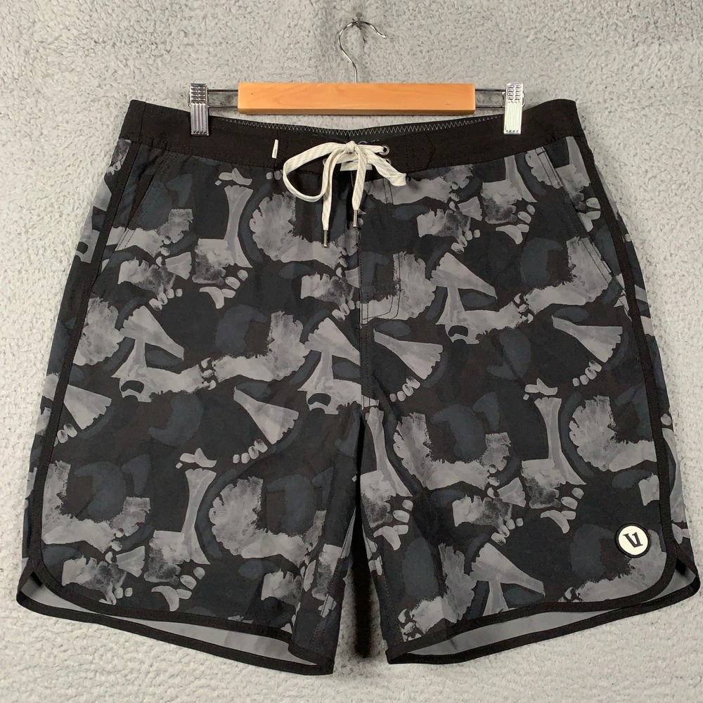 Vuori Cruise Boardshort Men 34 Black Grey Camo Abstract Print Stretch Swim Trunk